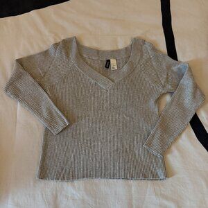 EUC H&M Gray Ribbed V-Neck Long Sleeve Sweater | Women’s Sz L